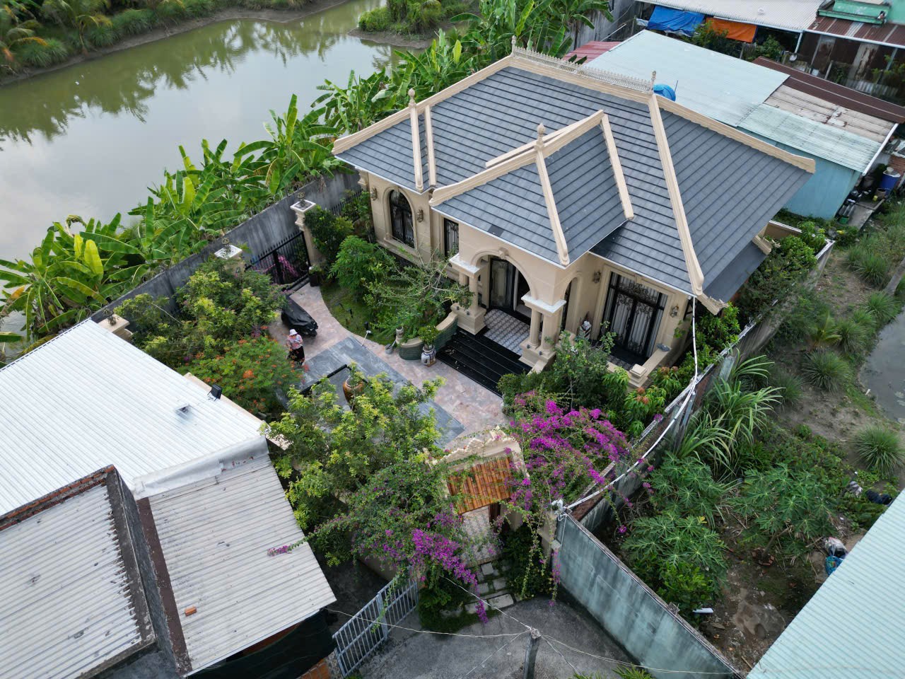 Bán biệt thự vườn bến lức long hiệp 298m² cao cấp cổ điển