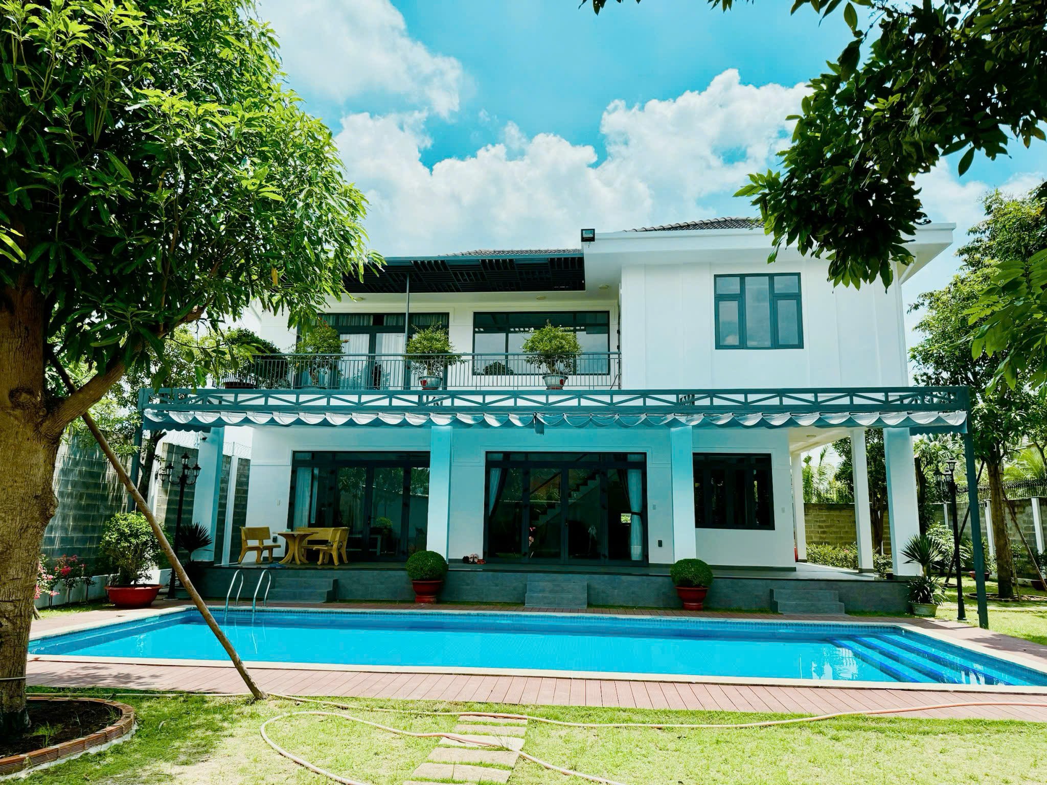 Bán biệt thự sân vườn hồ bơi hiện đại rộng 765m² ngay hóc môn tp.hcm