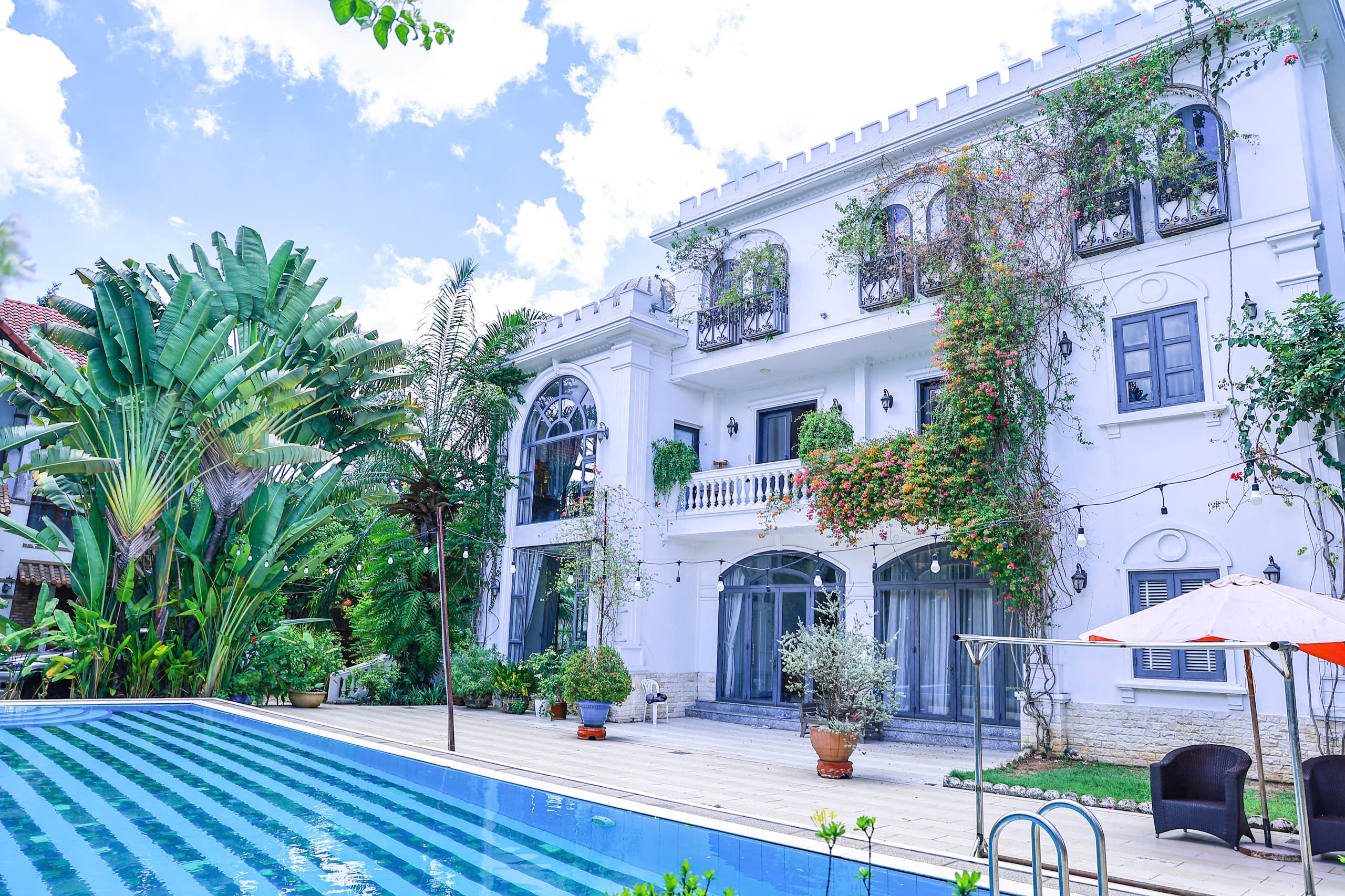 Bán biệt thự sân vườn 2.800m² có hồ bơi riêng, ngay trung tâm hóc môn